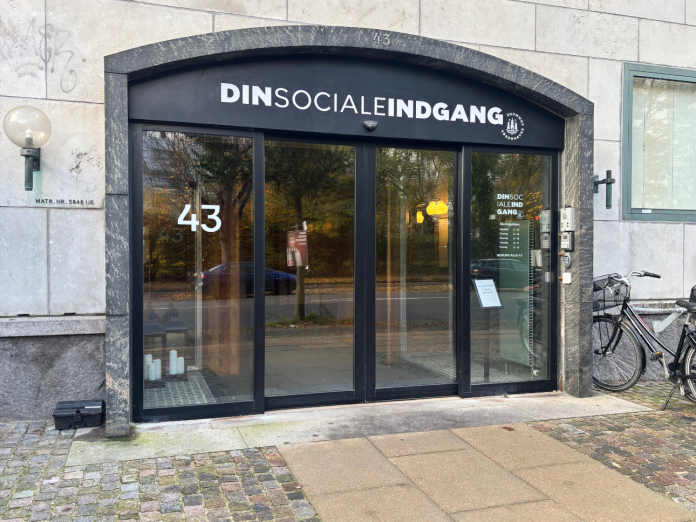 Billede af indgangen fra gaden på Borups Allé 43