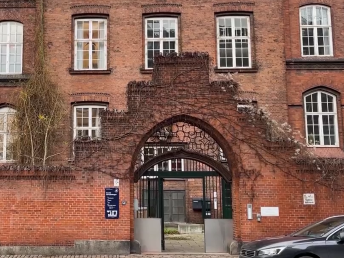 Billede af indgangen fra gaden på Griffenfeldsgade 46